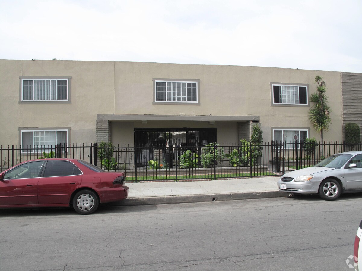 14815-14817 Chadron Ave - 14815-14817 Chadron Ave