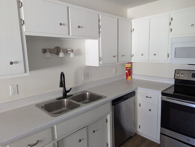 Photo - 950 5th Ave W