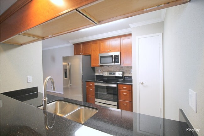 Building Photo - 8100 Cambridge St Unit 104