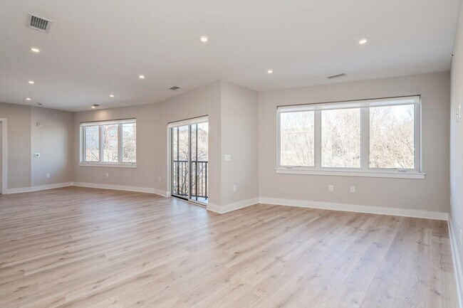 Building Photo - 201-205 Randolph Ave Unit 105