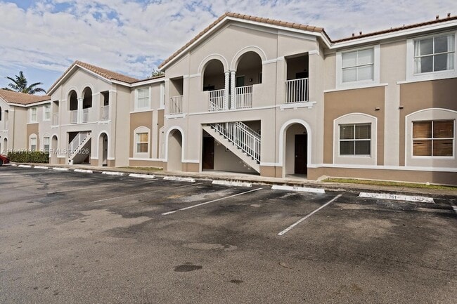 Building Photo - 1663 SE 27th Dr Unit 105