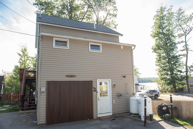 Building Photo - 7 Maple Ave