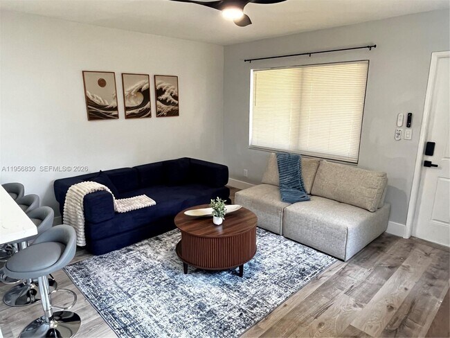 Building Photo - 883 NE 39th St Unit 885