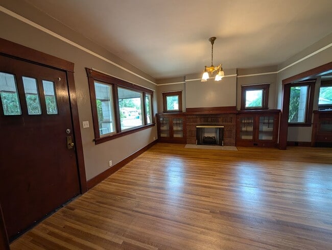 Photo - 4 Bedroom 2 Bath Pet-Friendly Normal Hill House