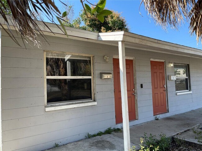 Photo - 843 Union St S