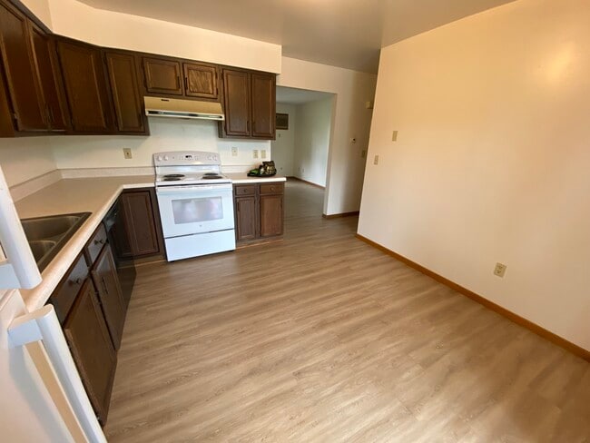 Kitchen- dishwasher, stove , refrigerator & garbage disposal - 521 Kerry Dr Unit #101