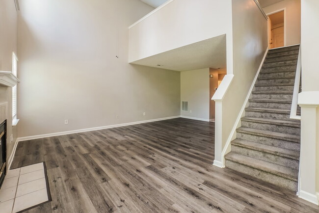 Photo - 555 River View Dr