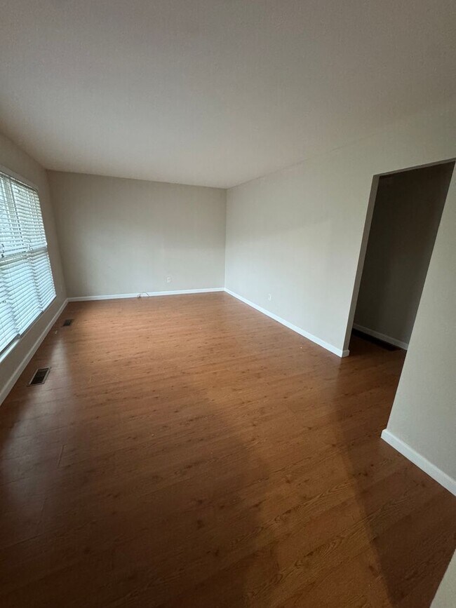 Photo - Beautiful 3 Bed 1 Bath For Rent!
