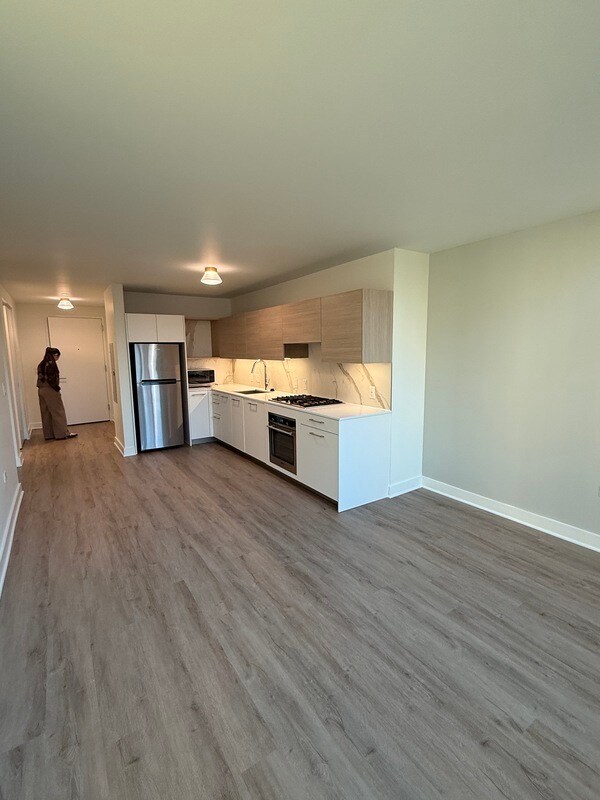 Photo - 641 W Lake St