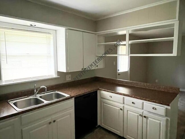 Photo - 4700 N Locust St