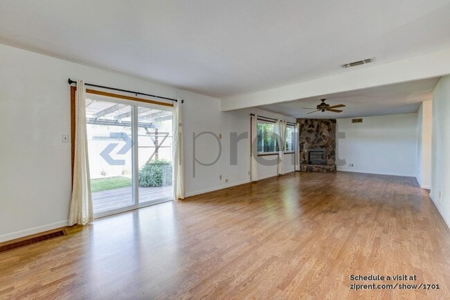 Photo - 950 Pecan Pl