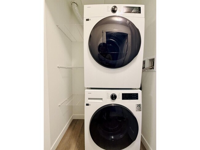 Photo - 15733 85 Ave