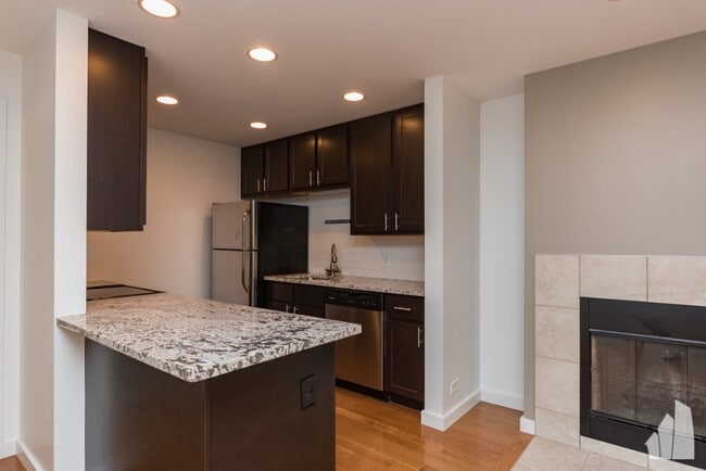 Photo - 163 W Division St Unidad 309