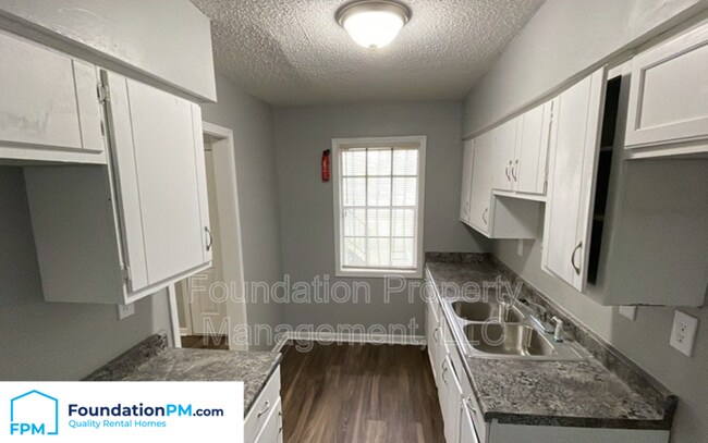 Photo - 1056 University St