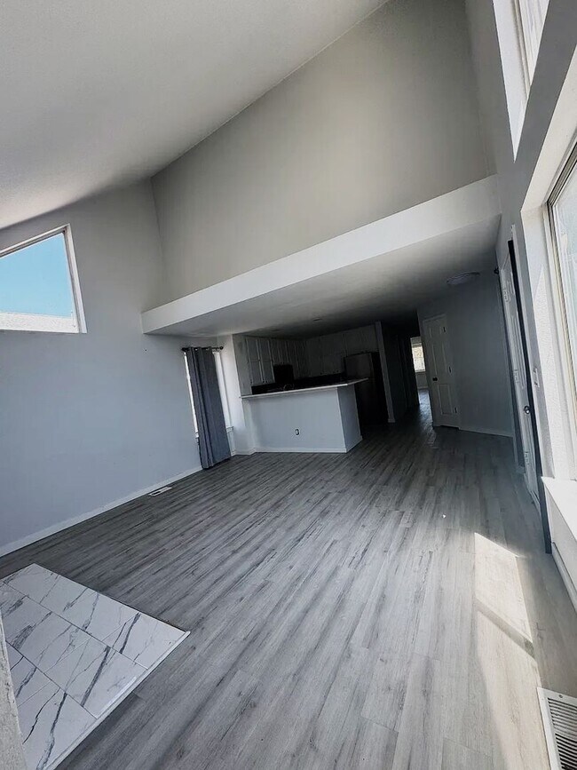 Photo - Spacious 3 Bedroom Home with Vaulted Ceilings & Fireplace