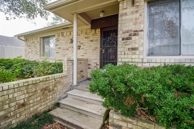 Photo - 917 Defender St