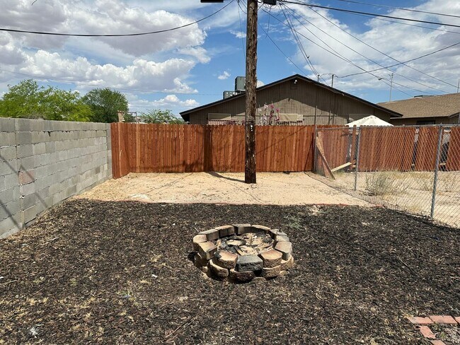 One story one bedroom Duplex Apartment, All Tile Floors!!! All Appliances!! Big back yard!!