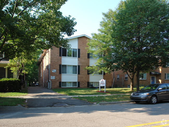 Building Photo - 927 W. Shiawassee St. #2-12 Rental