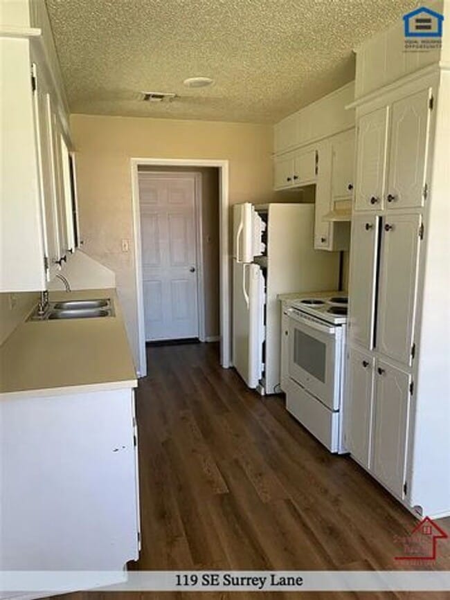 Photo - 119 SE Surrey Ln