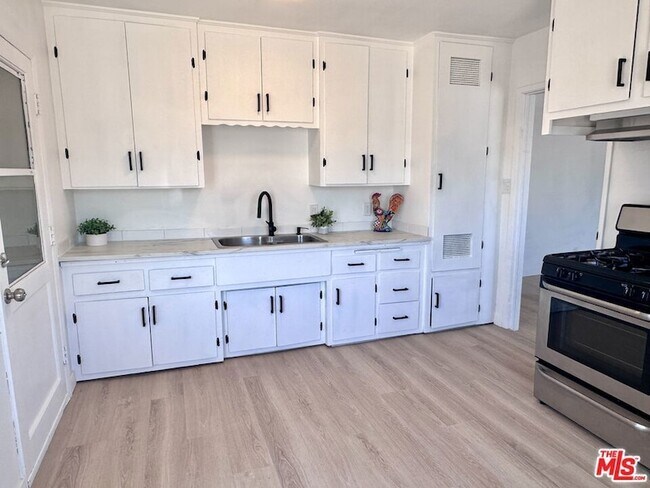 1542 W 60th St Unit 1