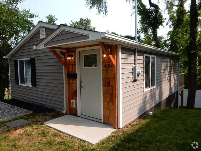 Building Photo - "Tiny" home offers one level living - WALK...