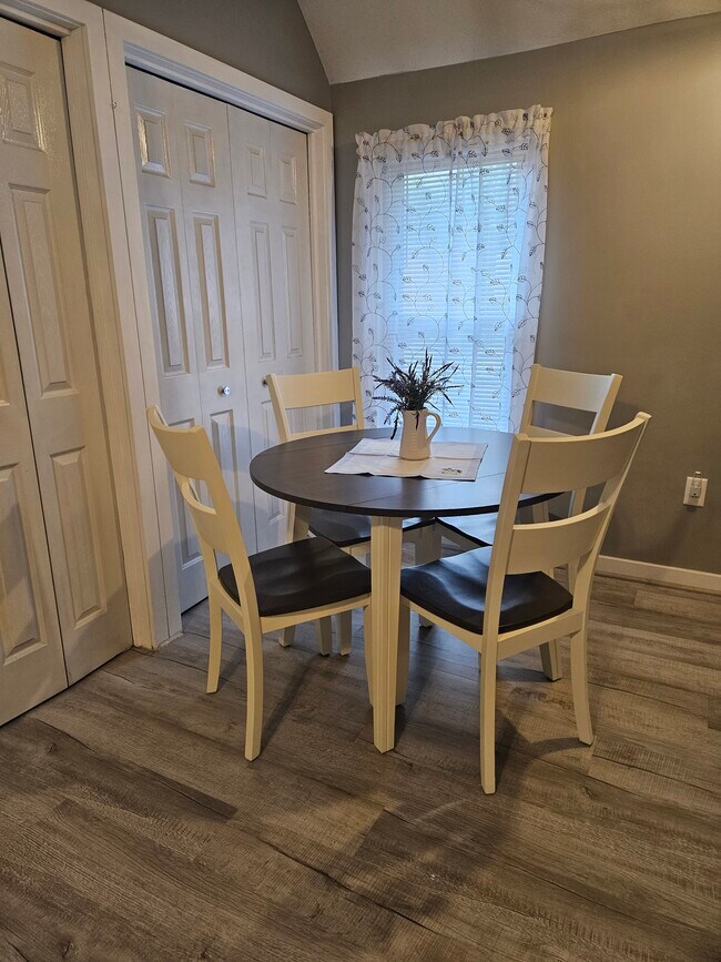 Photo - 115 W 5th Ave Unidad Modern Carriage House