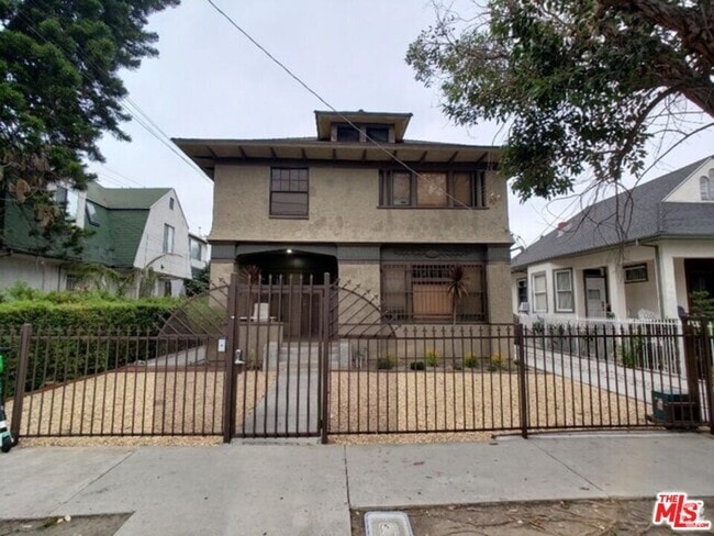 Building Photo - 2108 Oak St Unit B Rental