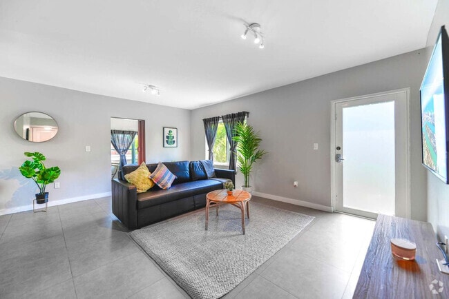 Building Photo - 435 NE 69th St Rental
