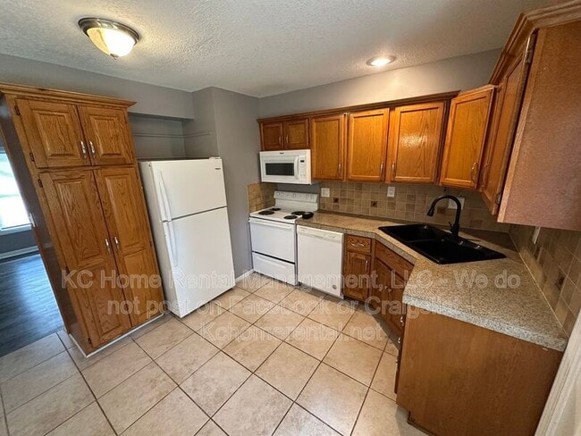 Photo - 7803 E 107th St