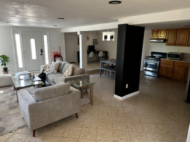 Photo - 3280 Morcom Ave Unidad B