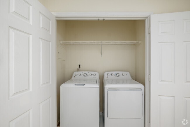 2BR, 2BA - 1,047SF - Laundry - Regency at Longhill