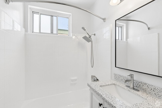 1BR, 1BA - 525SF - Bathroom