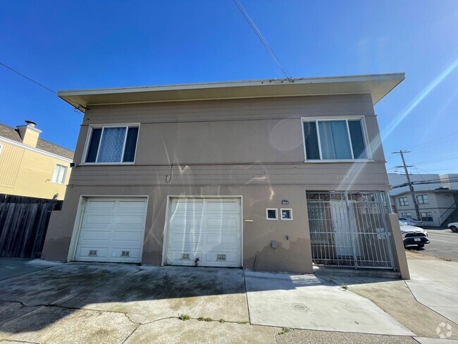 Building Photo - 3 BR / 2 BA Single Family Home, Hardwood F...