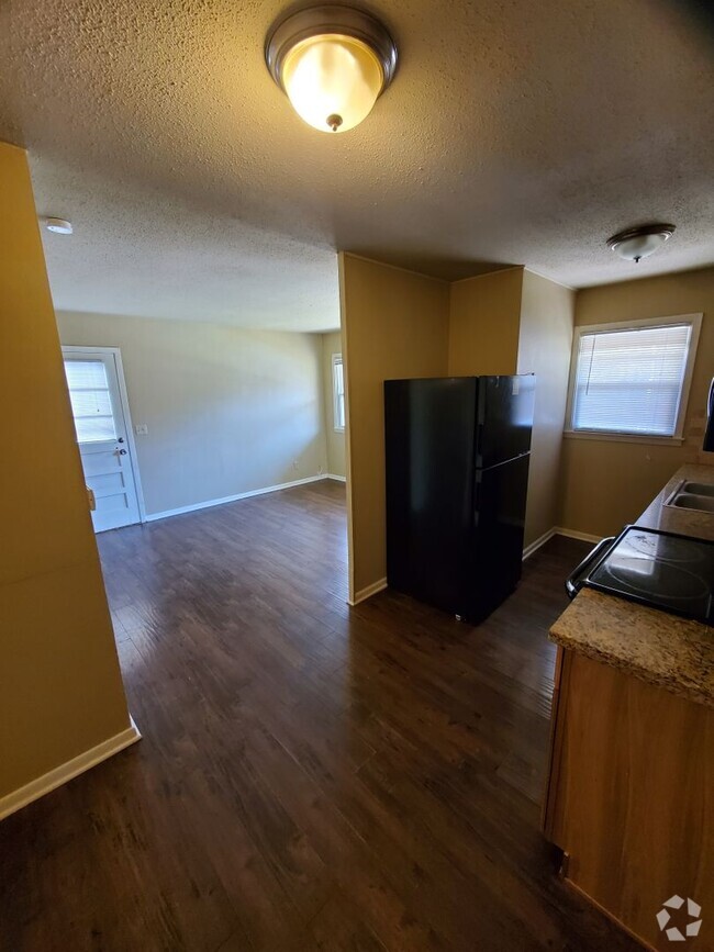 Building Photo - Super cute 1bed/1 bath $700.00 month in In... Rental