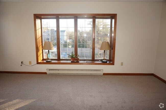 Building Photo - 33 King Philip Rd Unit B Rental