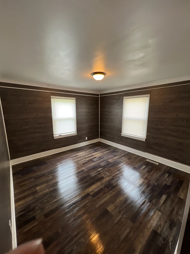 DORMITORIO 1 - 905 N Layton Ave