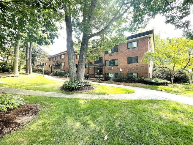 Building Photo - 1323 Worcester Rd Unit E7