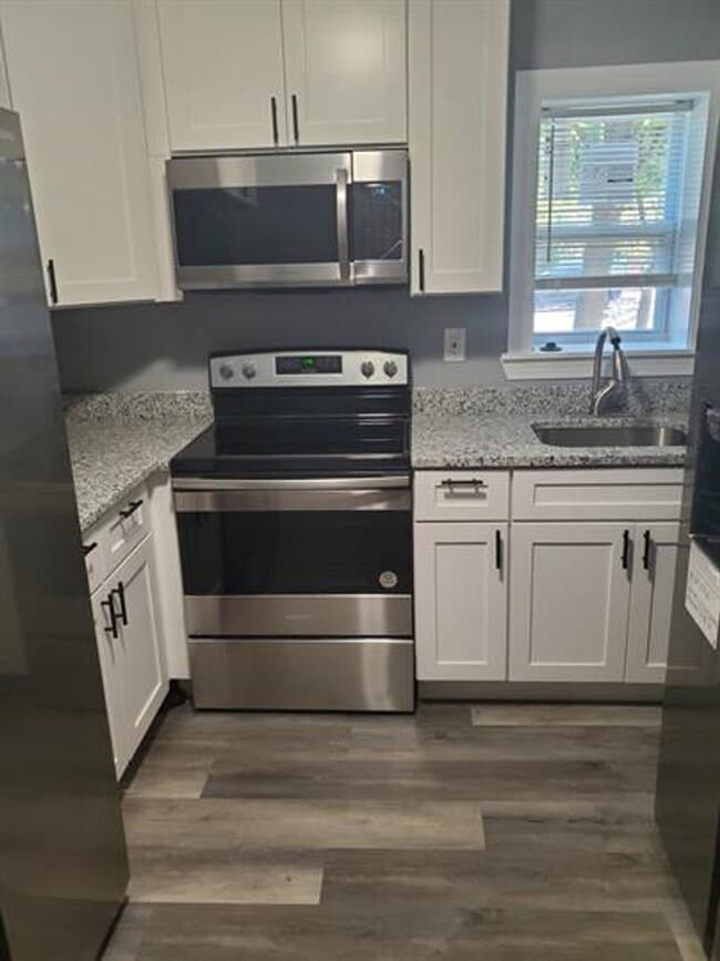 1607 Division St Unidad 3B Available $650