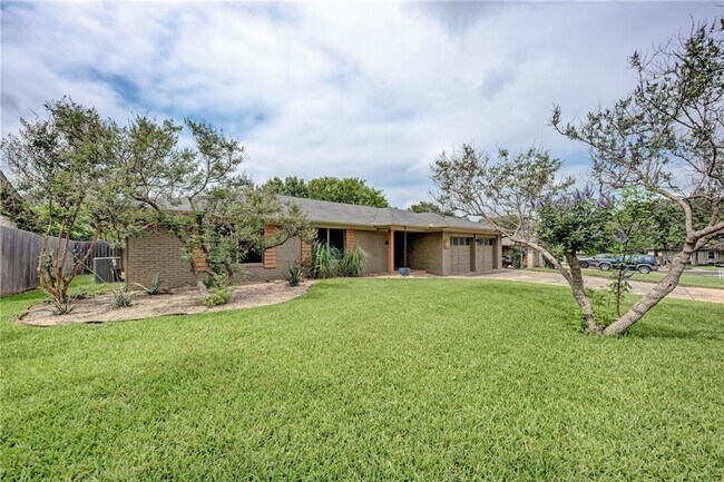 Photo - 402 Greenwood Dr