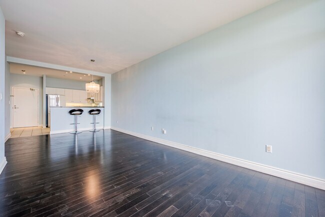 Photo - 1-601 Leaside Park Dr