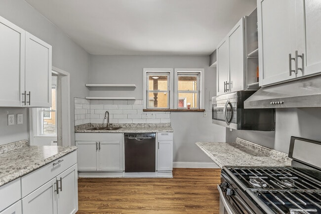 Building Photo - 921 20th Ave NE Unit 1