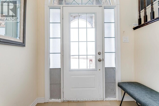 Photo - 233 Dundas Way