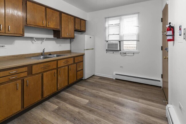 Photo - 807 Oakton St