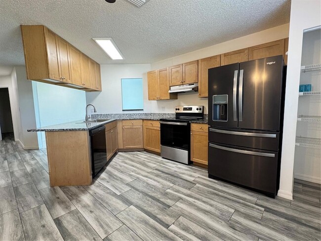 Photo - 215 Fernwood St