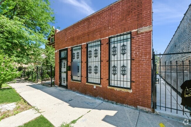 Building Photo - 2141 N Laramie Ave Rental
