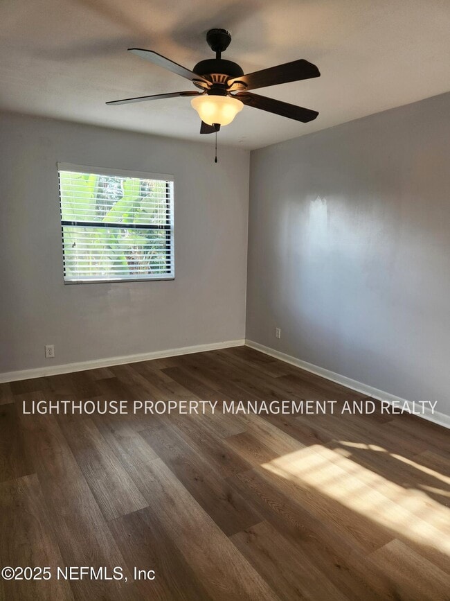 Photo - 916 Penman Rd