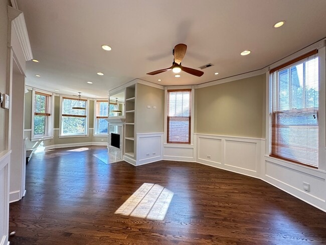 Building Photo - 3624 N Bosworth Ave Unit J00P