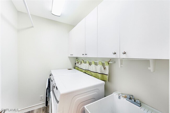 Photo - 589 Lambton Ln