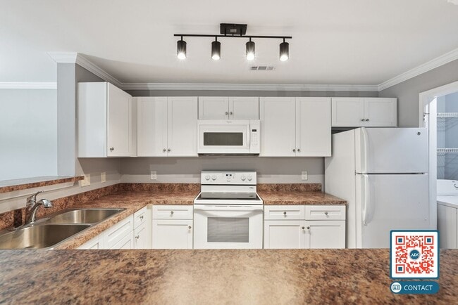 Building Photo - Beautifully Upgraded Top-Floor Condo - Bluffton, SC - Move-In Ready
