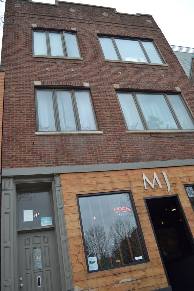 Building Photo - 912 N Western Ave Unit 2R Rental